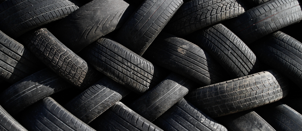 En trave med begagnade bildäck.