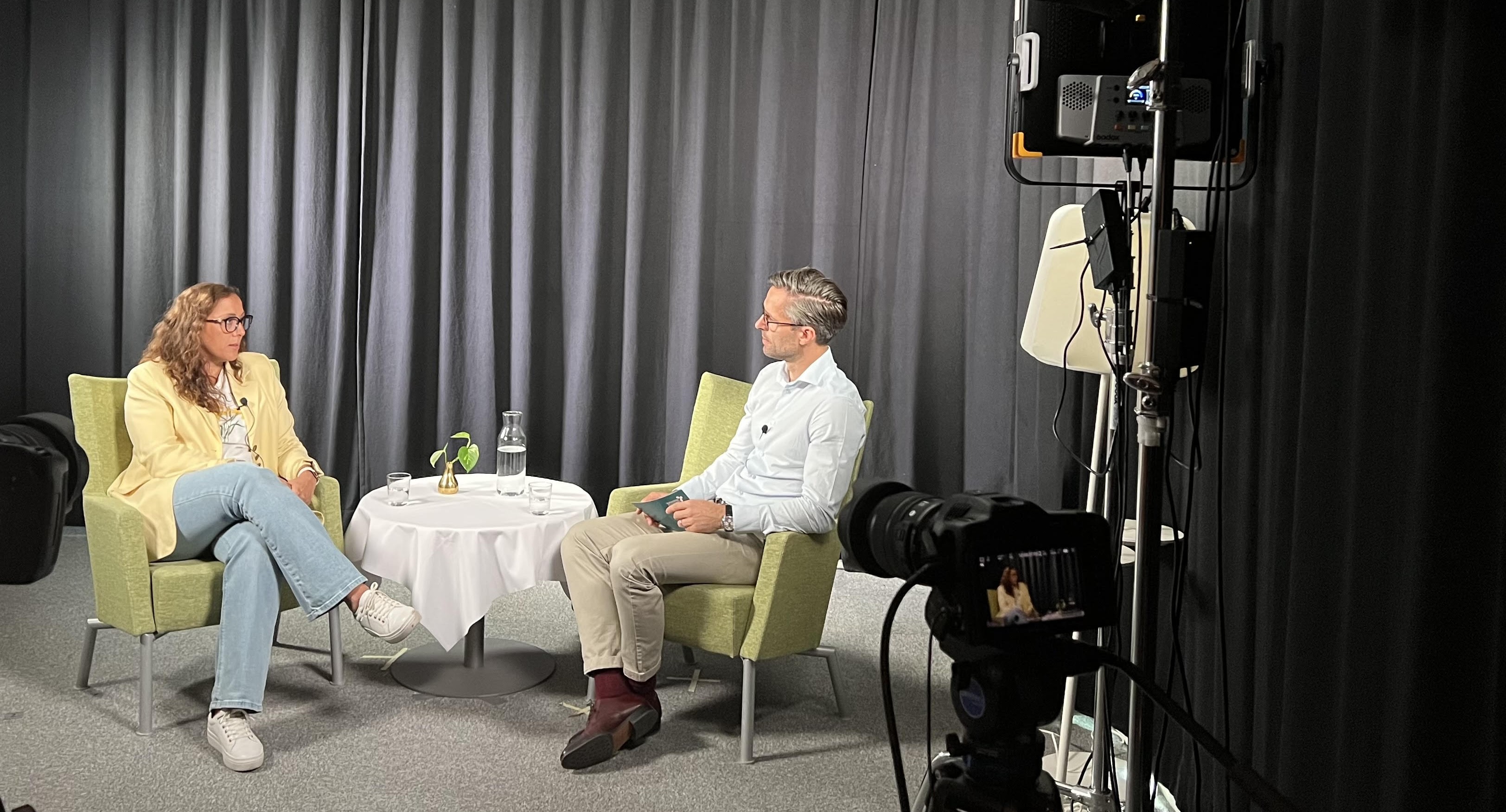 Dalia Ramzi blir intervjuad av Michal Kasina