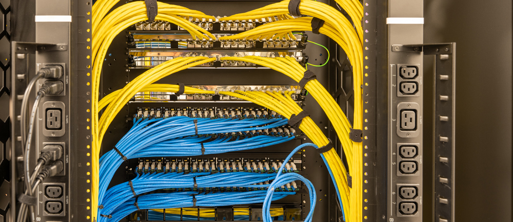 Ett serverställ med snyggt ordnade kablar.