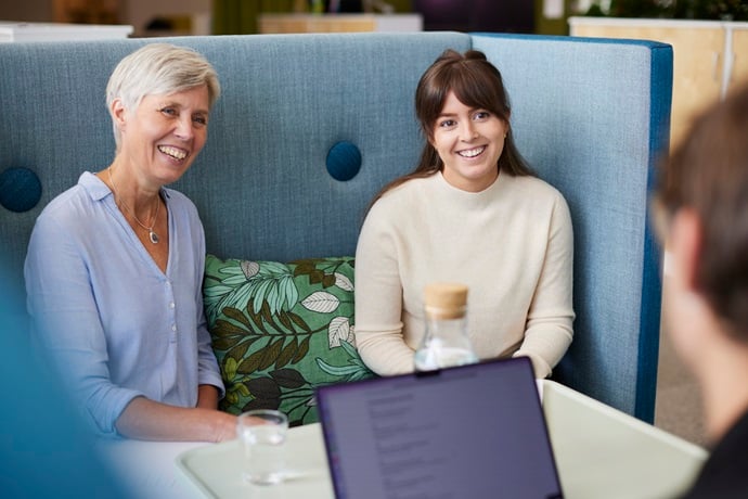 Tre glada medarbetare p&aring; ett kontor